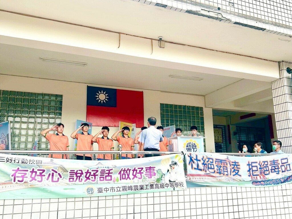 廖本廷校長頒獎給反毒飆舞表現優異同學(圖片6)