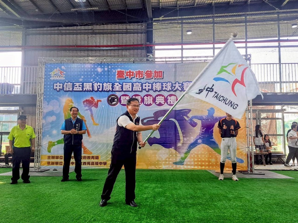 教育局郭明洲副局長揮舞市旗,為參賽隊伍加油打氣。(圖片2)