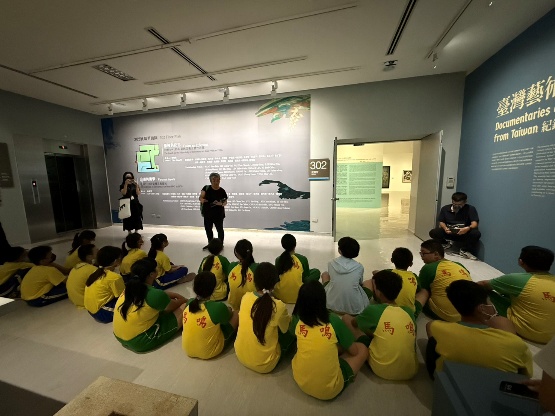 巫雲鳳(DoDo)老師向參與的學生介紹當期展覽大綱(圖片1)