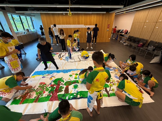 學生一起用畫筆創作屬於自己的大型藝術作品(圖片4)