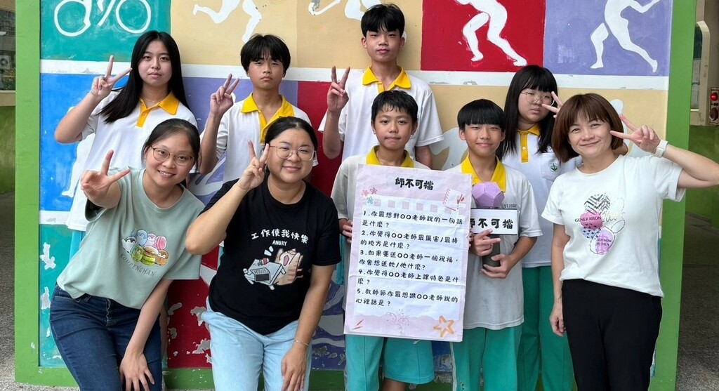 校園街頭採訪師生合影(圖片1)