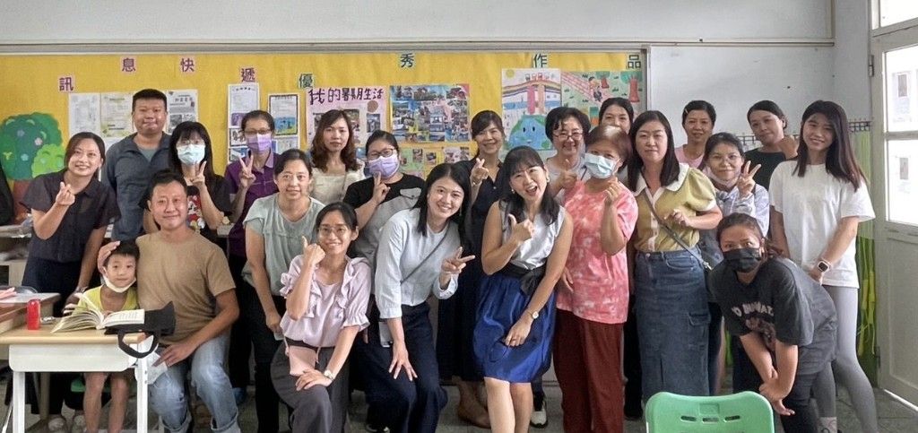 王雅玫老師用心經營親師溝通合作,共創親師生成長三贏!(圖為班親會大合影)(圖片3)