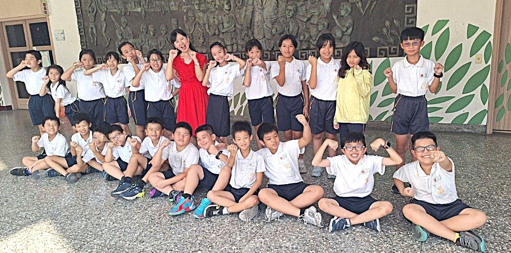 王雅玫老師與目前任教班級的學生們(圖片2)
