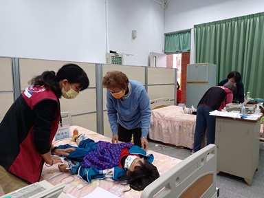 strong教育志工協助學生心電圖檢查/strong(圖片4)