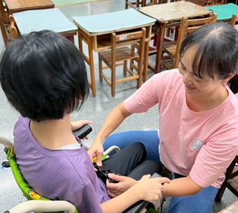 strong教育志工協助特教學生輪椅前行/strong(圖片5)