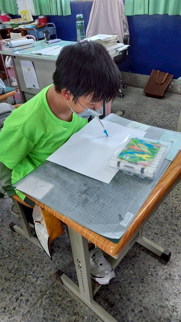 學生模擬身心障礙者的生活情境(圖片1)