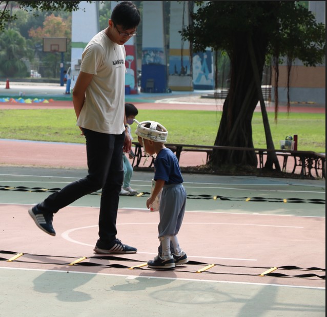 「適應體育」的課程設計,讓特殊生累積了成功經驗。(圖片2)