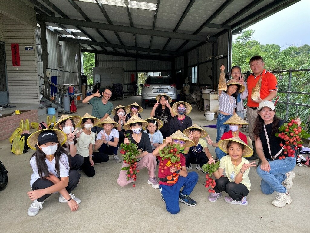 師生與農民合影(圖片1)