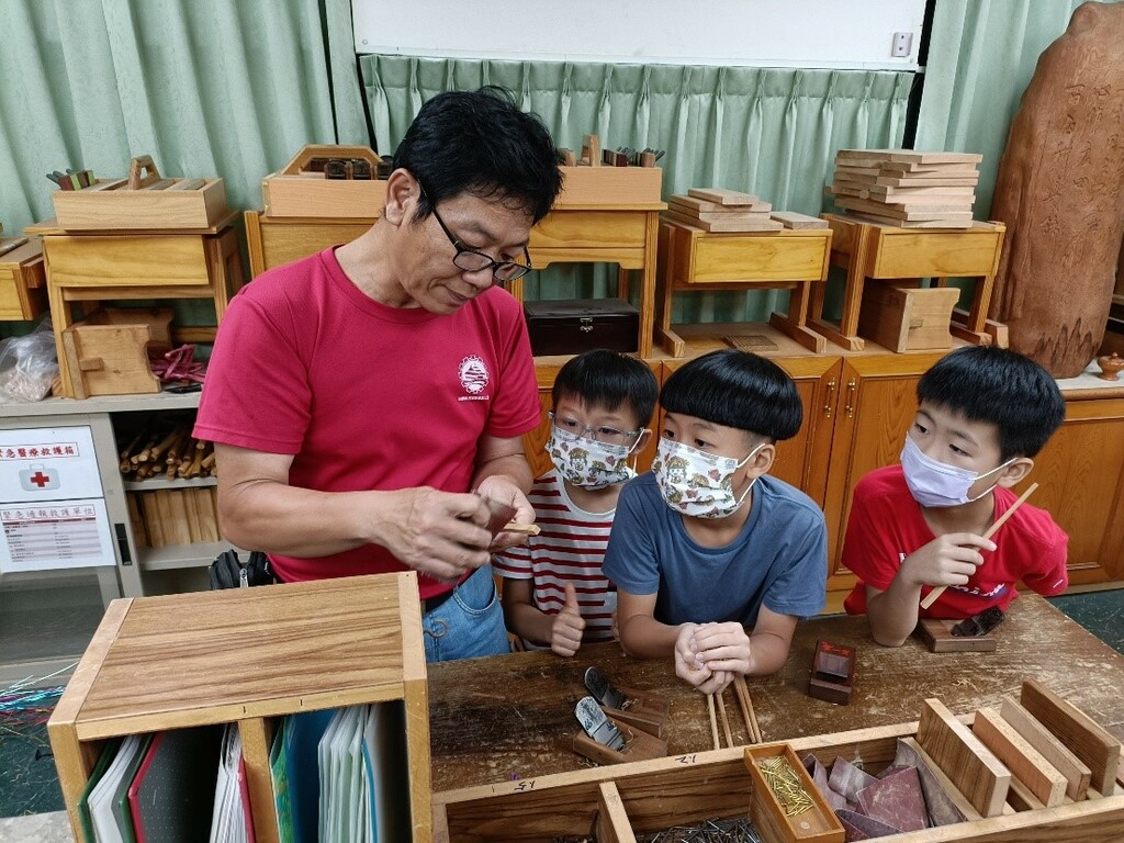 「寶之林再生中心」工作人員示範如何製作環保筷(圖片4)