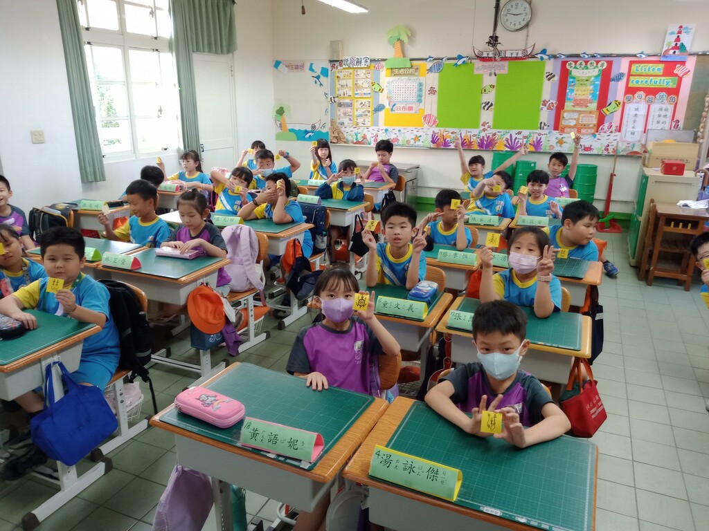 送給每位學生老師自製的百家姓貼紙(圖片5)