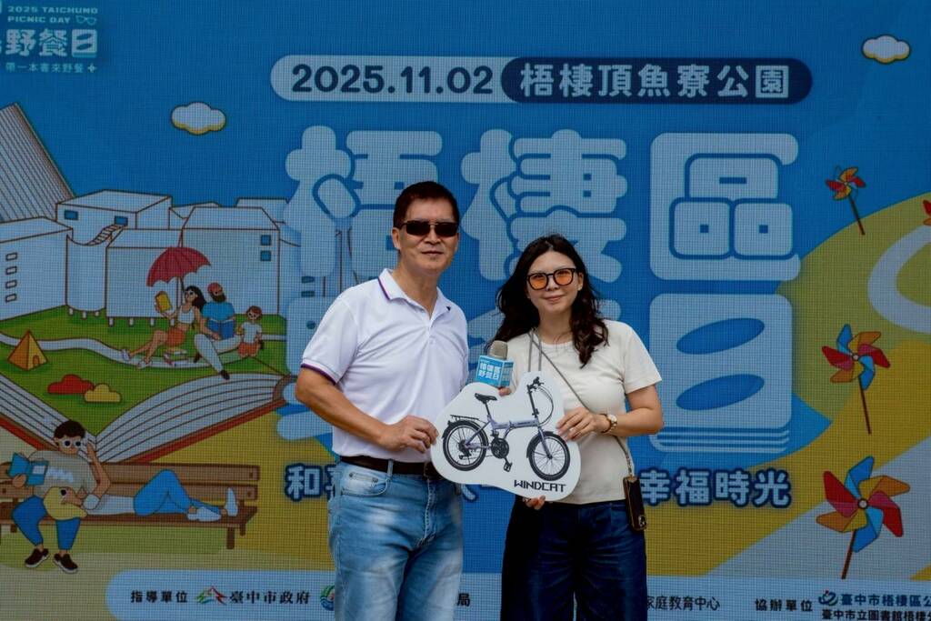 中獎民眾與梧棲區溫國宏區長合影(圖片8)