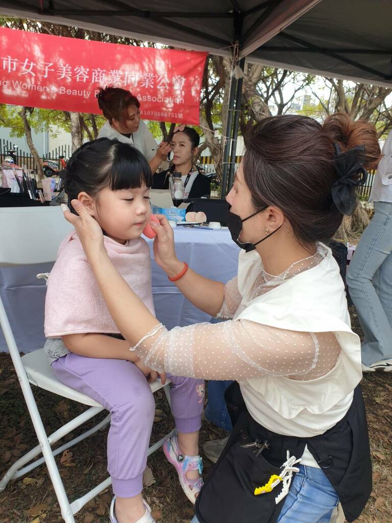 民眾體驗輕妝容與芳療(圖片6)