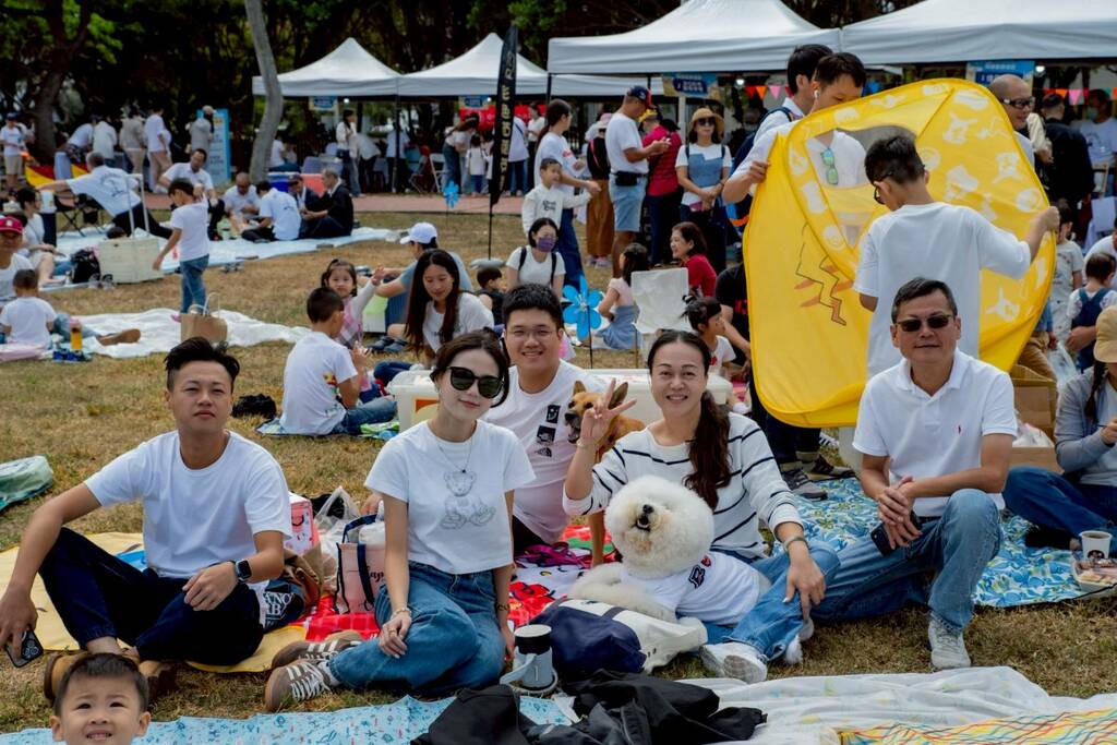 民眾在草地野餐(圖片1)