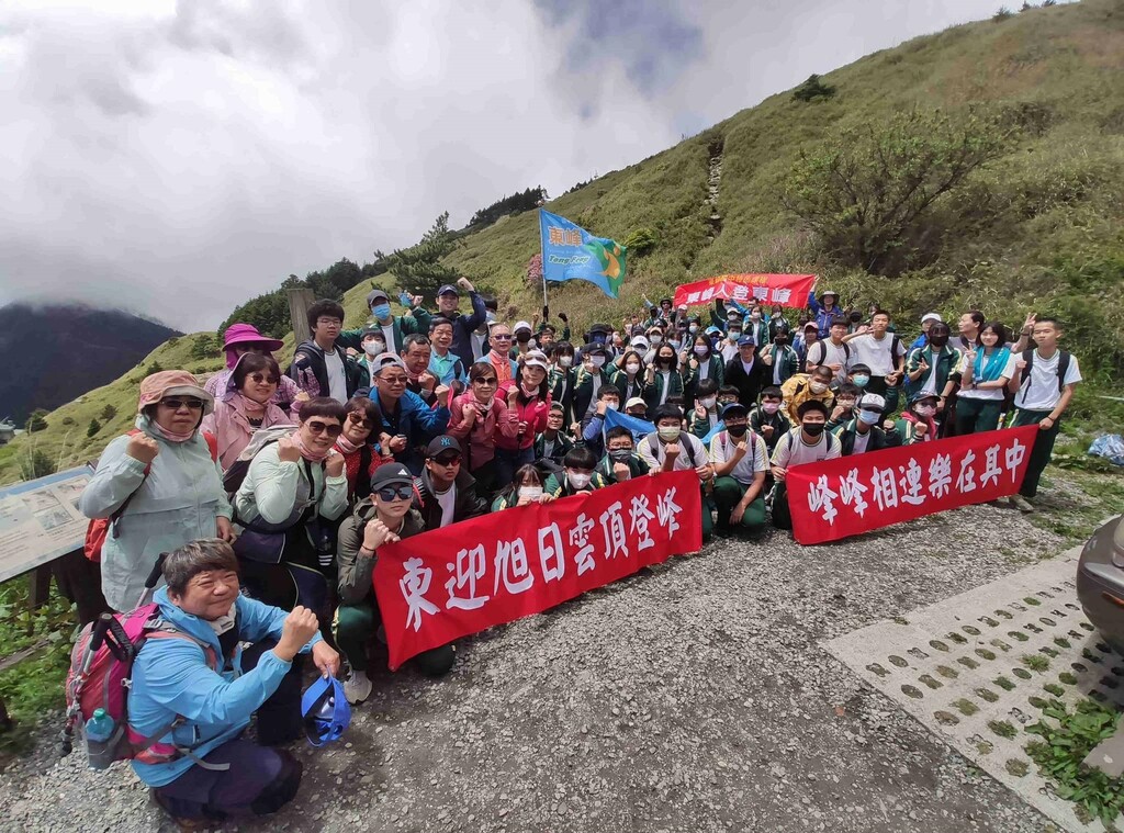 東峰人登東峰活動攻頂後大合照（圖片3）