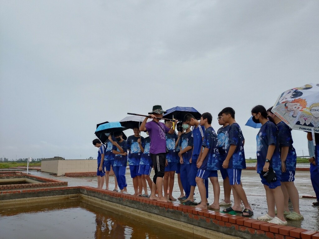 用波美計測量鹽田鹽度（圖片1）