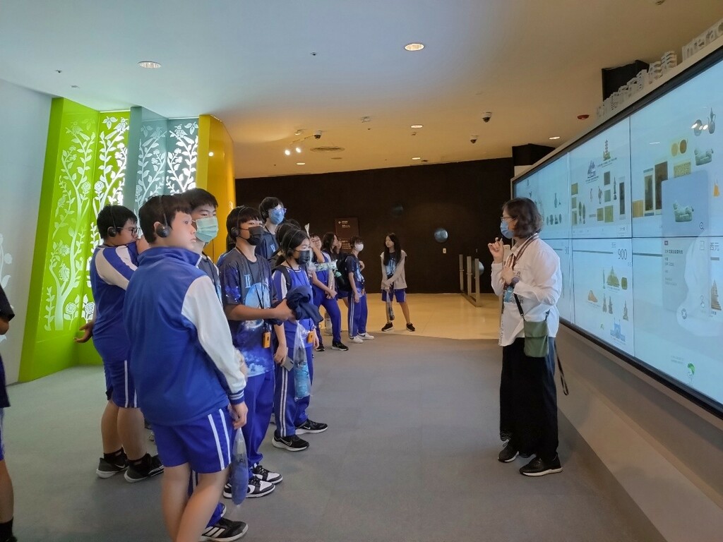 故宮南院由專業導覽員帶領參觀館外裝置藝術及館內展覽（圖片2）