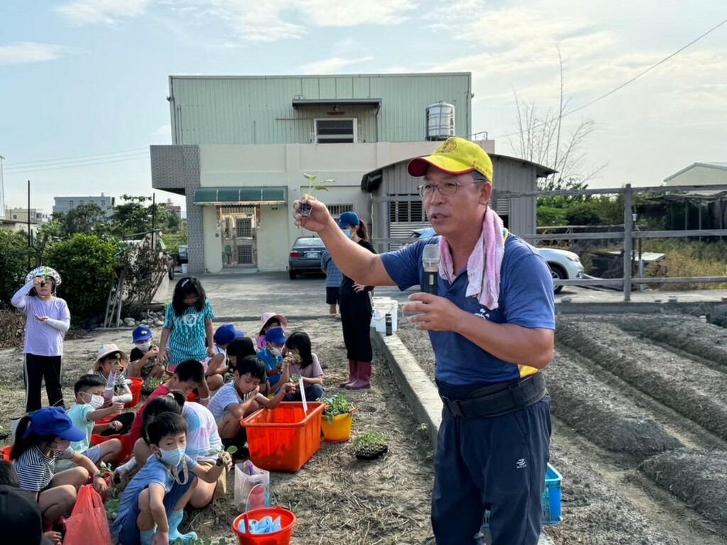 蘇爸爸教導孩子種植的知識（圖片2）