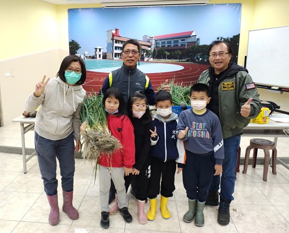 孩子手抱自己種植的青蔥與師長留下合影（圖片3）