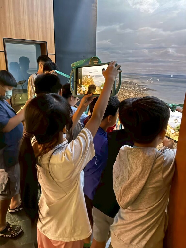 學生利用平板進行 AR 擴增實境體驗(圖片1)