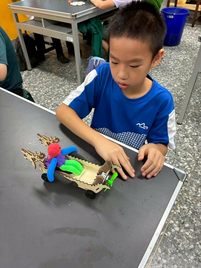 以雷射雕刻創作出陸上龍舟的模型(圖片2)