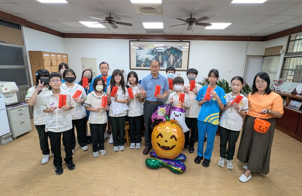 Hallloween活動摸彩得主與校長合影留念(圖片5)