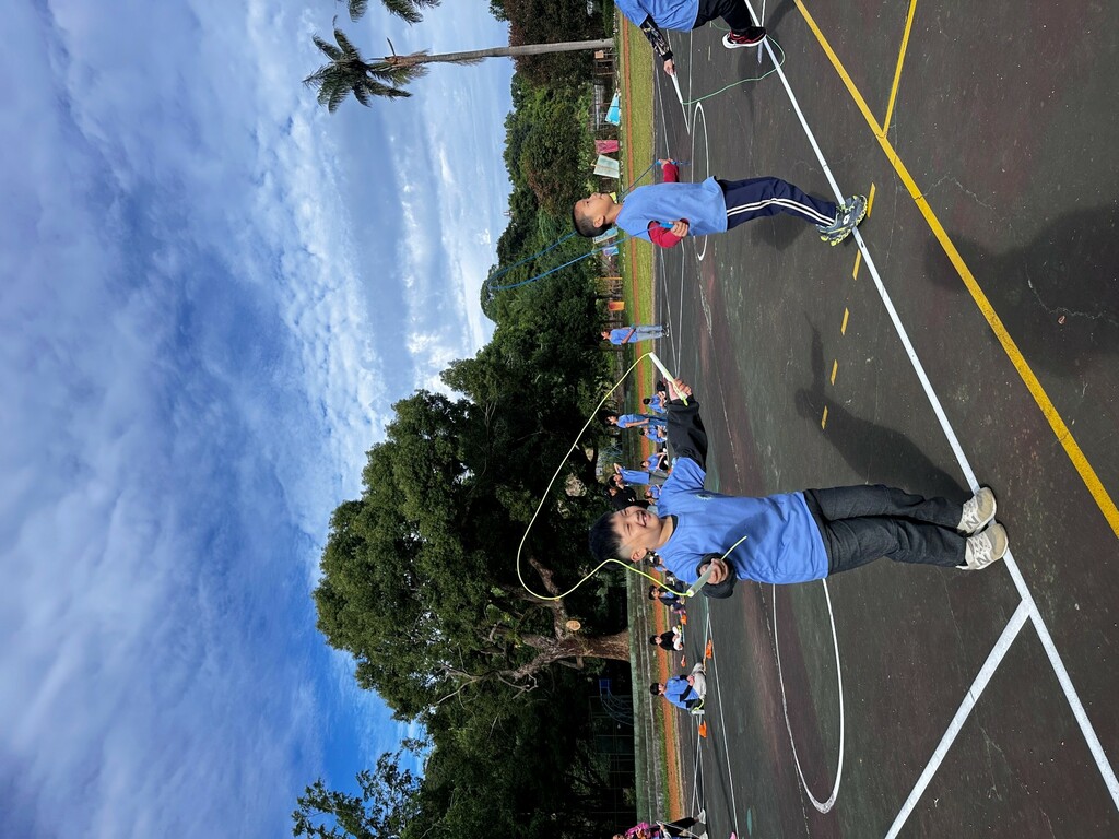 學生用跳繩開啟健康的學校生活（圖片1）