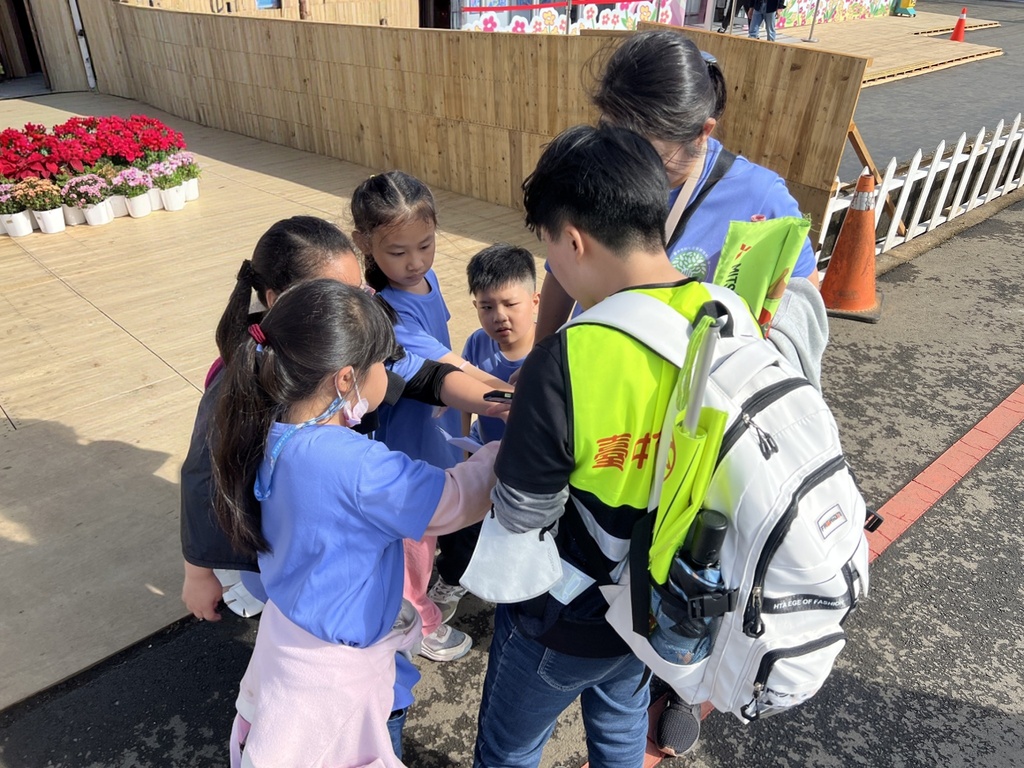 在新社花海進行定向闖關活動（圖片3）