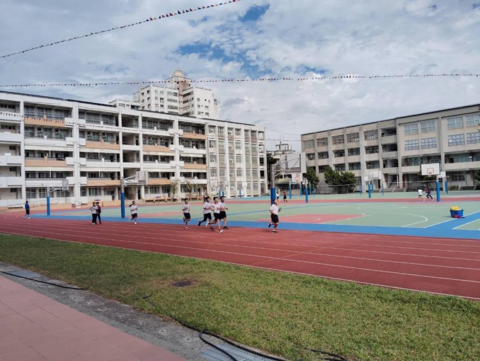 學生在操場上運動（圖片1）