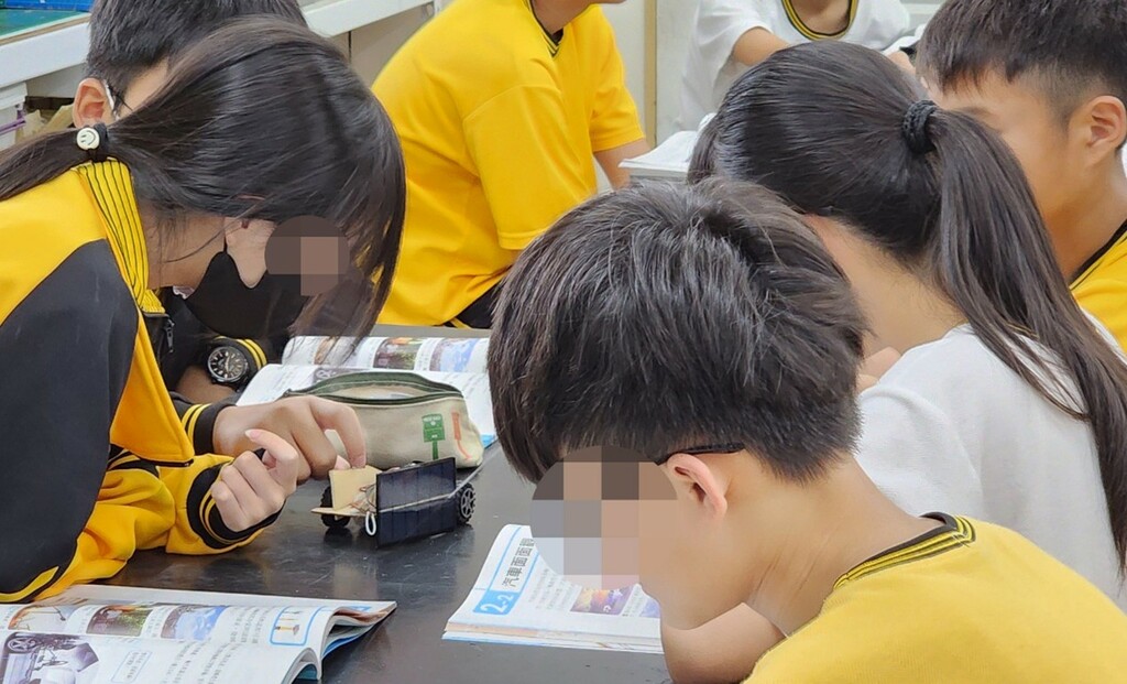 學生們討論這台車可能包含哪些汽車系統（圖片3）