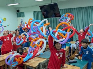 學生展示將氣球打結連接的成果 （圖片1）