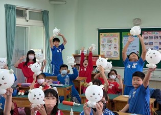 學生展示完成的可愛貓造型氣球（圖片2）