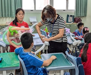 老師示範並協助學生進行創作（圖片3）