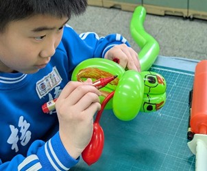 學生聚精會神把氣球圖顏色和畫圖案（圖片4）