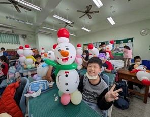 學生自信的跟自己的作品合影（圖片5）