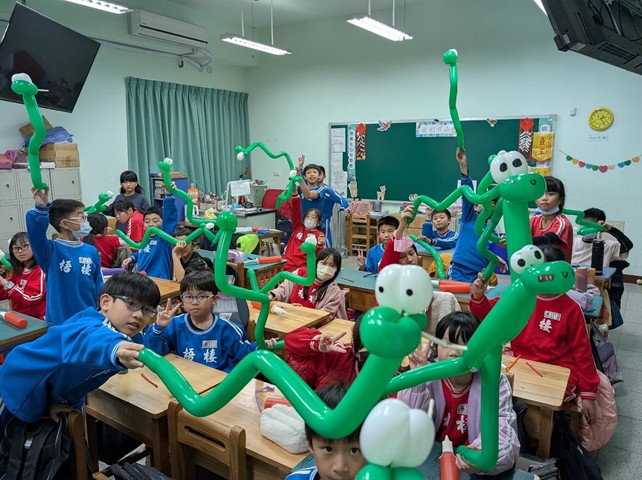 學生一同展示完成的小青蛇造型氣球（圖片7）
