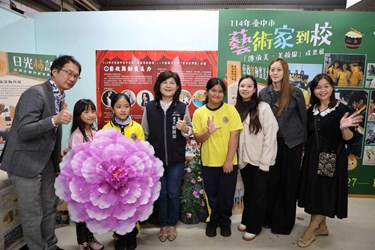 學生與藝術家為來賓導覽（圖片1）