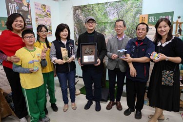 藝術家致贈教育局藝術品（圖片2）