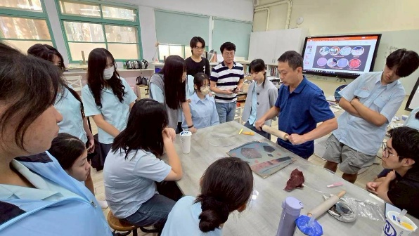 大甲高中擔任「傳藝領航之星」學校，帶領臺中一中與長億高中學生進行跨校藝術交流。（圖片2）