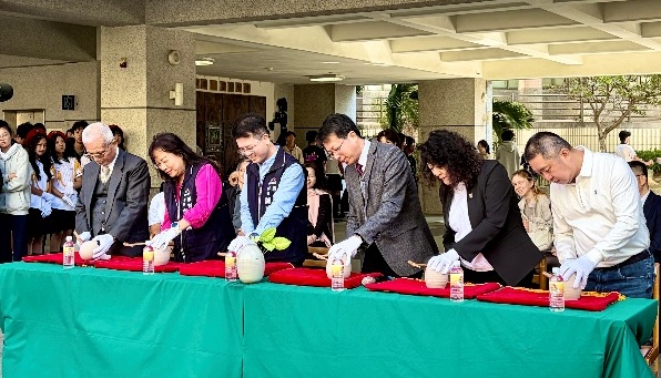 陶藝展開幕「破蛋」儀式（圖片1）