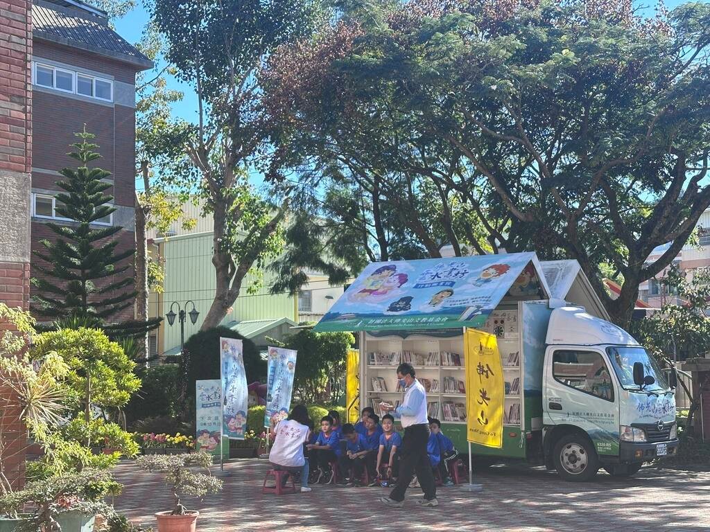 志工老師溫柔而耐心的為孩子們說故事（圖片3）