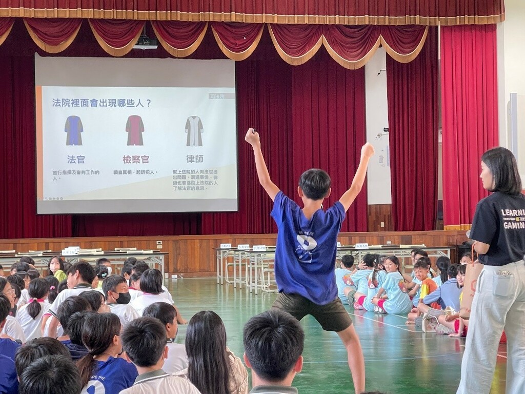 不同的法袍顏色引導孩子辨識不同角色與責任（圖片2）