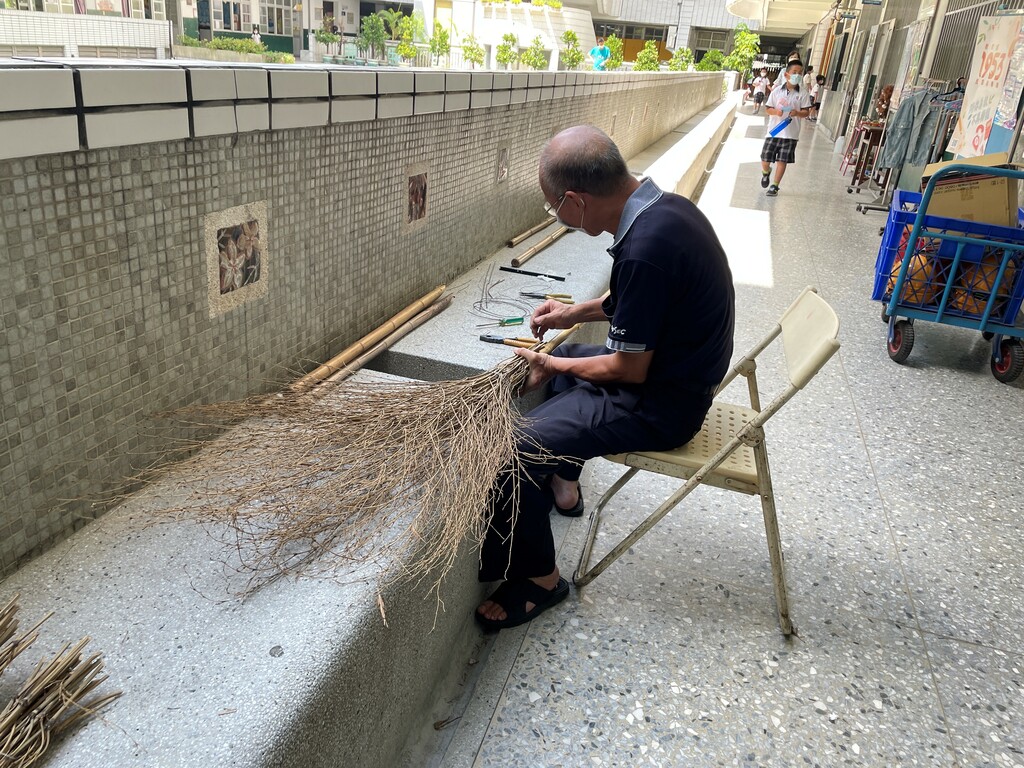 只要有賴賴福勝先生在，掃具總是能煥然一新。（圖片1）