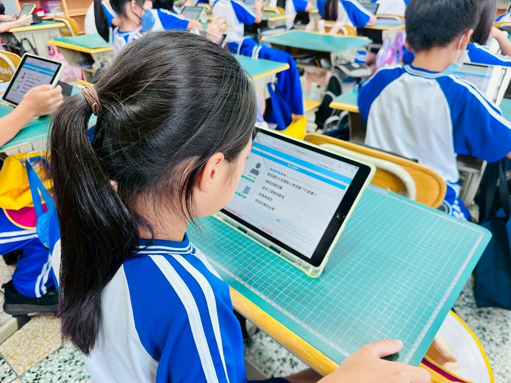 學生利用平板進行自主學習（圖片4）