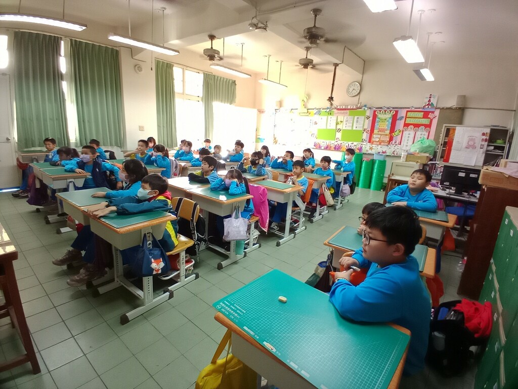 學生們專心聆聽12生肖的故事（圖片1）