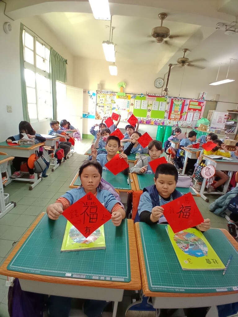 學生們展示自己的創作成果（圖片4）