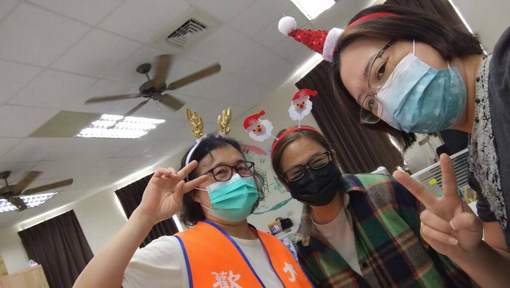 賴玉萍媽媽(右)（圖片2）