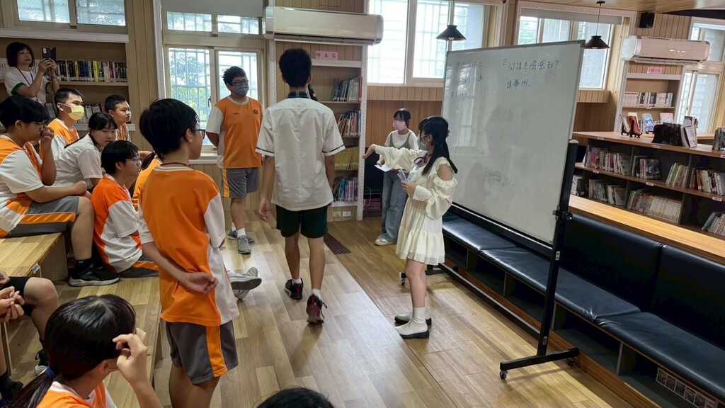 訪視委員於市立大安國中進行交通安全宣導（圖片4）