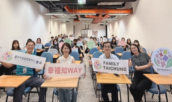 產學攜手支持，中國醫藥大學系主任與情感工作坊講師共同推動課程。（圖片3）