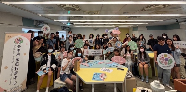 靜宜大學「幸福知WAY」課程圓滿落幕，師生互動氣氛溫馨strong。/strong（圖片4）