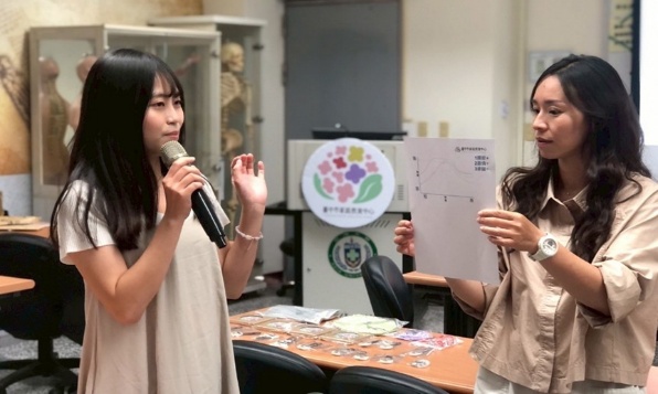 互動熱絡，亞洲大學學生於課堂中分享「愛情三元素」繪製成果。（圖片5）